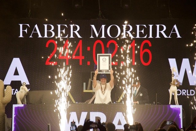Faber Moreira con la targa del Guinness World Record